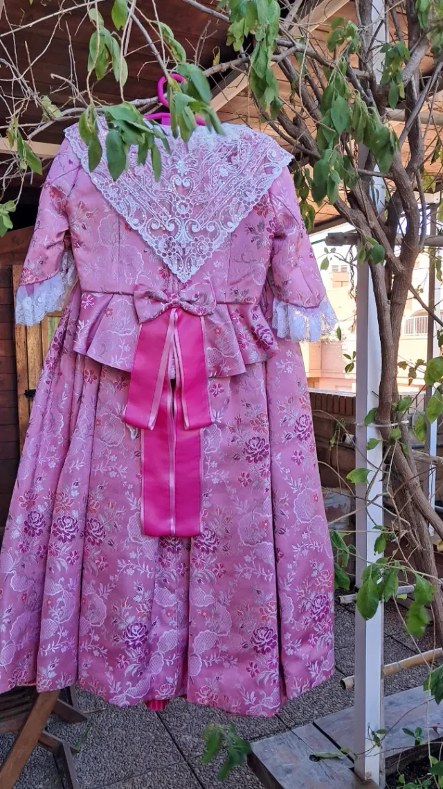 Traje Fallera Rosa y Blanco.
