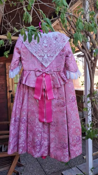 Traje Fallera Rosa y Blanco.