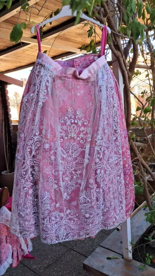 Traje Fallera Rosa y Blanco.