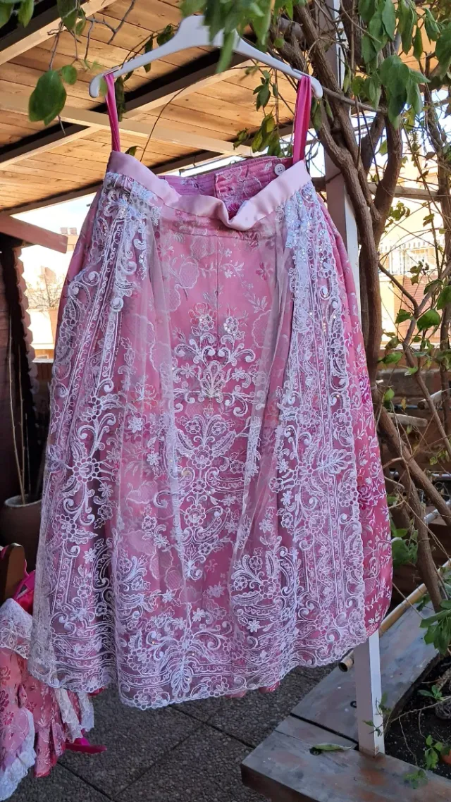 Traje Fallera Rosa y Blanco.