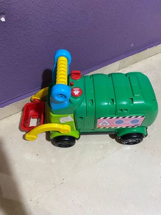 Camión de juguete con piezas