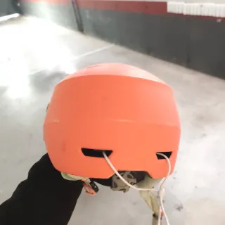 Casco naranja para snowboard y patinete