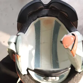 Casco naranja para snowboard y patinete