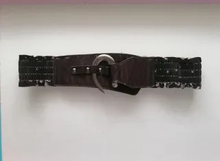 Cinturón marrón elastico con hebilla gancho