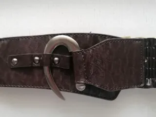 Cinturón marrón elastico con hebilla gancho