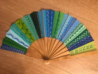 Abanico pintado a mano con muy variados disñeos