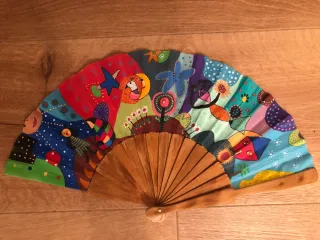 Abanico pintado a mano con muy variados disñeos