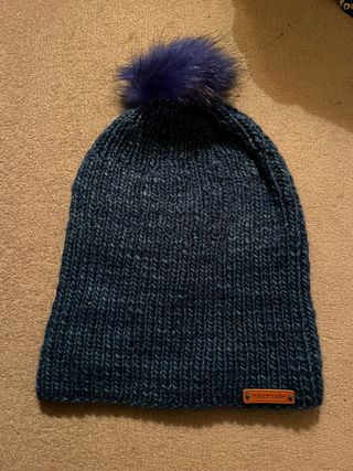 Gorro de lana azul con pompón