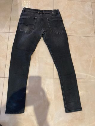 Pantalones vaqueros Guess y Salsa. 20€ unidad