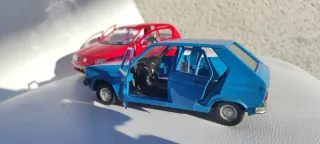 Dos maquetas de metal. Escala 1:24. Peugeot 104