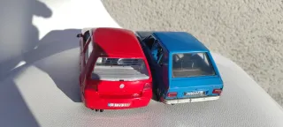 Dos maquetas de metal. Escala 1:24. Peugeot 104