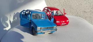 Dos maquetas de metal. Escala 1:24. Peugeot 104