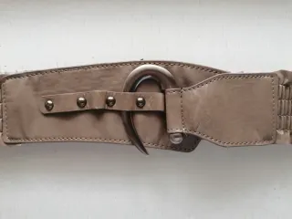 Cinturón beige elastico hebilla gancho