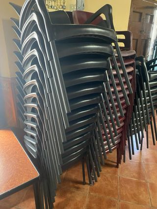 juego de sillas y mesas terraza