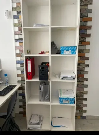 Estantería de oficina blanca y multicolor