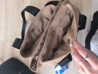 Bolso beige y negro con cremallera