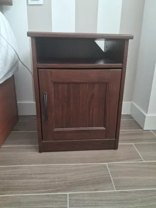 Due comodini in legno