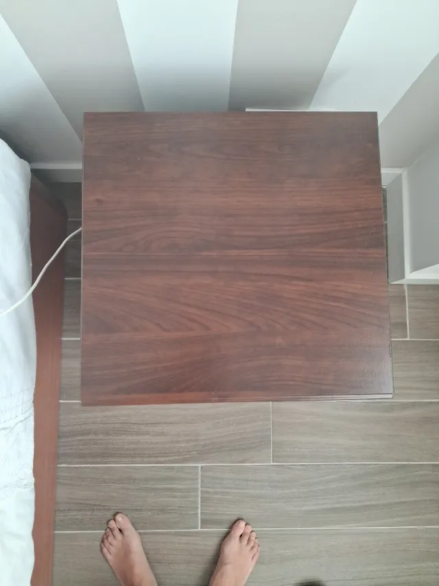 Due comodini in legno