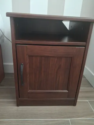 Due comodini in legno