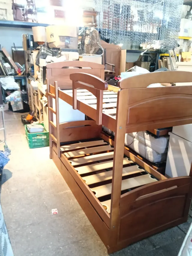 Litera de madera con cajón