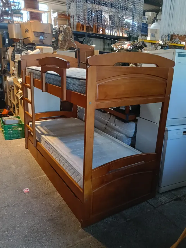 Litera de madera con cajón