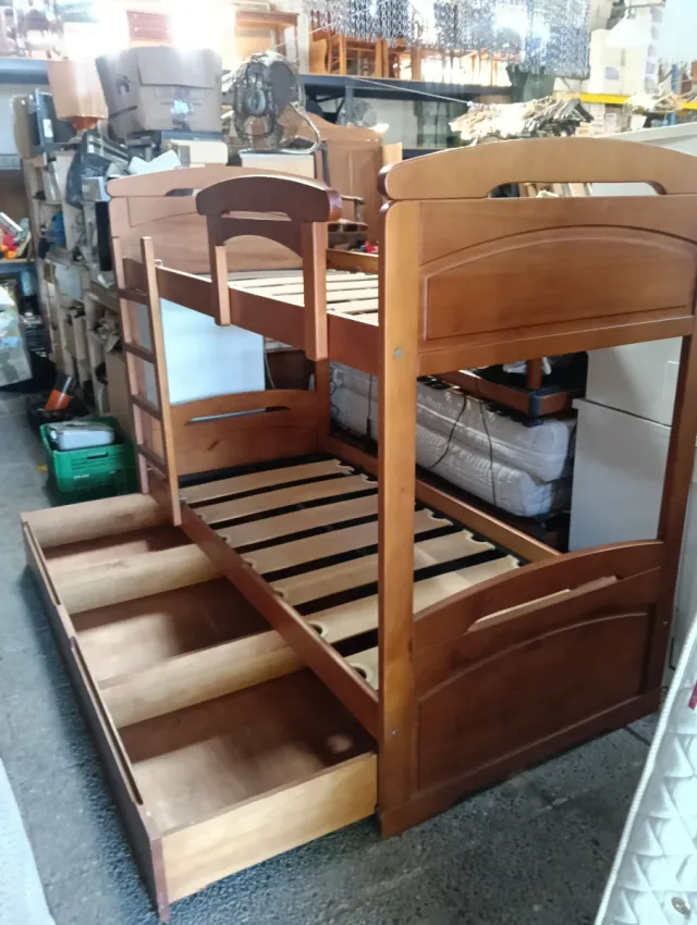 Litera de madera con cajón