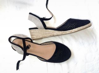 Sandalias cuña mujer beige y negro