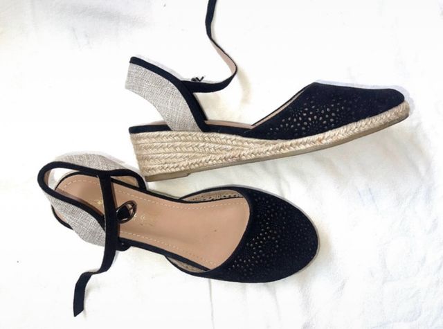 Sandalias cuña mujer beige y negro