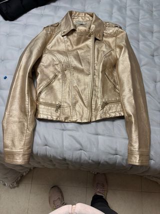 Chaqueta efecto piel dorada
