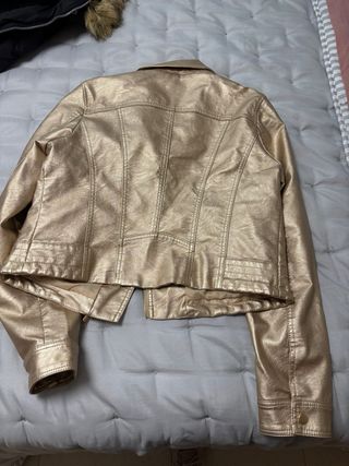 Chaqueta efecto piel dorada