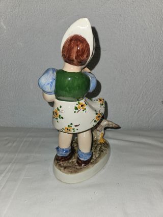 Statuina bambina con gallina in ceramica