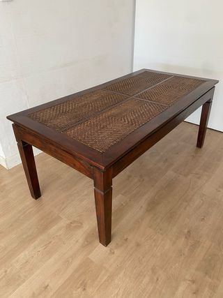 Mesa de comedor de madera y ratán