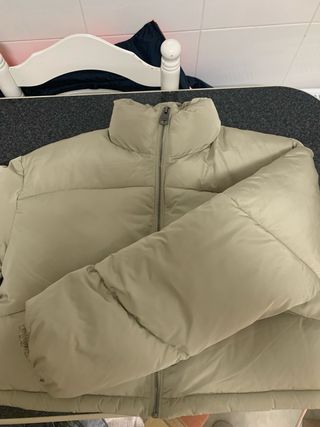 Cazadora acolchada beige Bershka