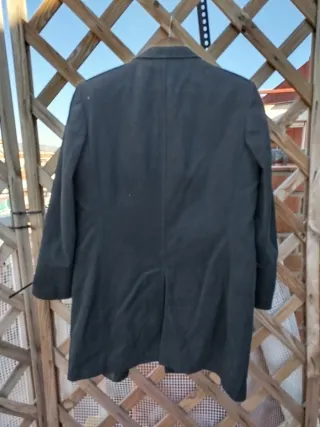 Chaqueta levita tres cuartos negra. Negociable.