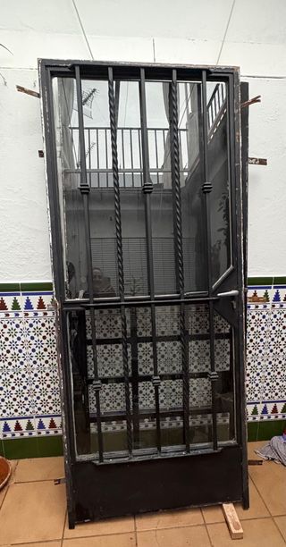 Puerta de hierro con rejas
