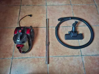 Aspiradora gris y roja