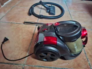 Aspiradora gris y roja