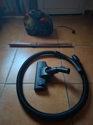 Aspiradora gris y roja