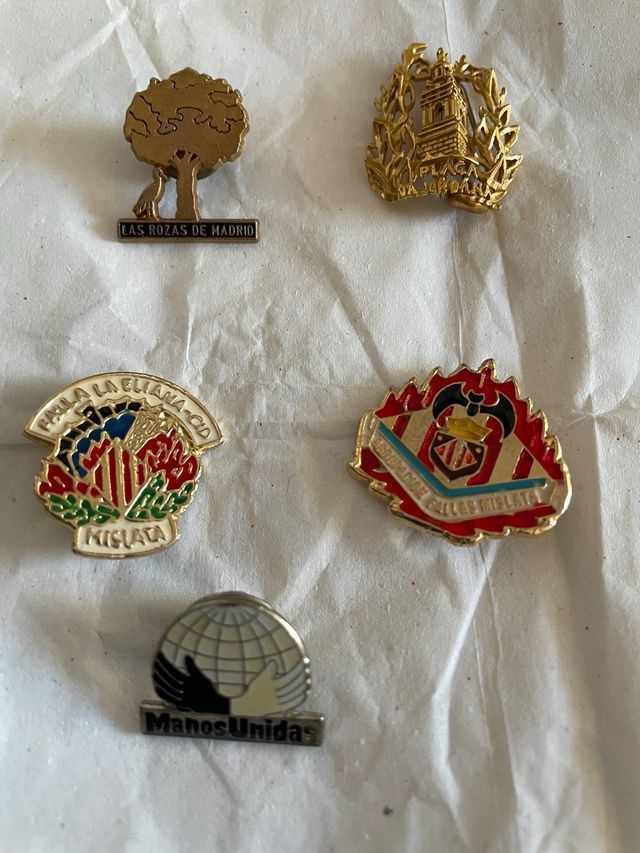Lotes de 5 insignias falleras y otros