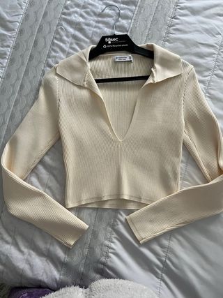Jersey Stradivarius beige corto cuello V manga lar
