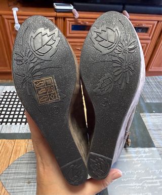 Botines de cuña en ante marrón