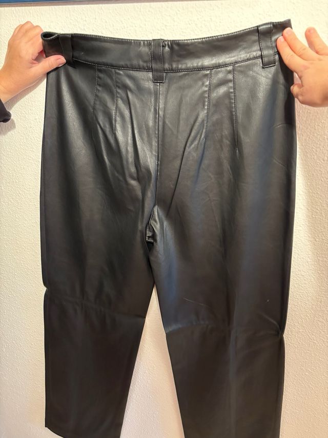 Pantalones efecto piel Zara