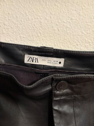 Pantalones efecto piel Zara