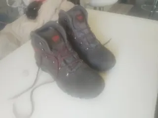Botas de lluvia hombre grises y un poco de rojo