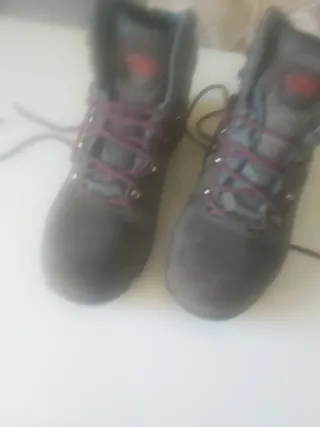 Botas de lluvia hombre grises y un poco de rojo