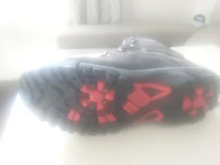 Botas de lluvia hombre grises y un poco de rojo