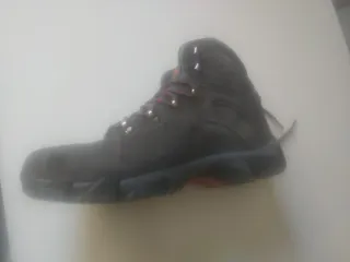 Botas de lluvia hombre grises y un poco de rojo