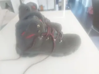 Botas de lluvia hombre grises y un poco de rojo