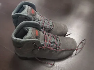 Botas de lluvia hombre grises y un poco de rojo