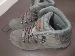 Botas de lluvia hombre grises y un poco de rojo